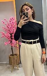 Yüksek Bel Pantolon ve Siyah Bluz