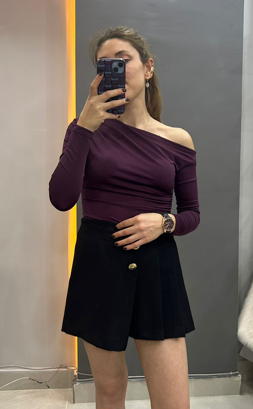Tek Omuz Açık Bluz ve Şort Etek
